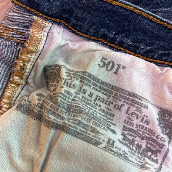 Vintage Levi 501 shorts with raw hem - Picture 9 of 10